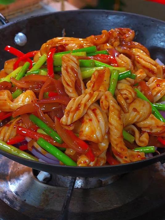 自己在家做的干锅鱿鱼和饭店的一样好吃