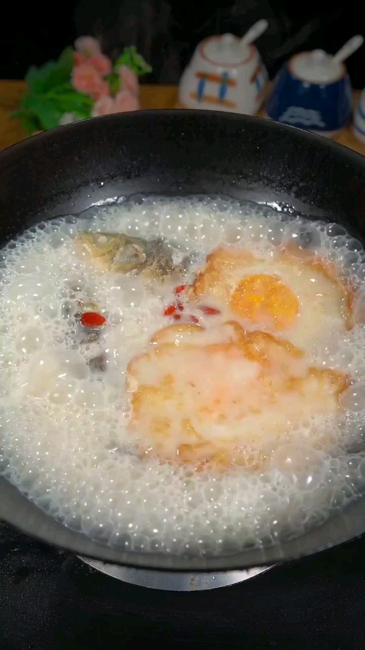 孩子正是长身体的时候 快给他做这个营养又好喝的鲫鱼汤 奶白奶白的 谁不爱