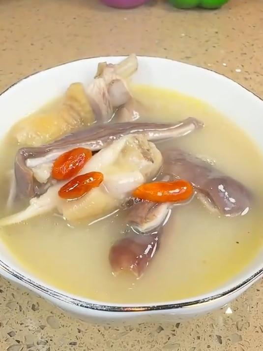 猪肚鸡汤怎么做才能汤香鲜美 奶白丝滑 而且一点膻味都没有呢?