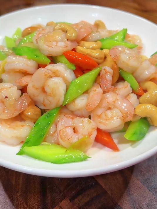 美味好吃的腰果炒虾仁