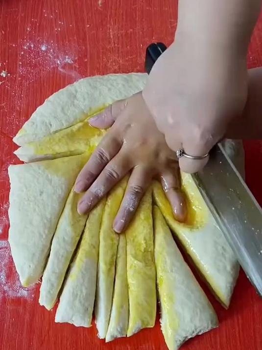 大姐用面食做成凤凰