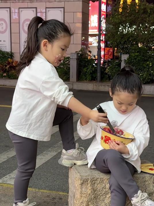 姐妹俩一起吃“猪油桶草莓蛋糕”,一个淑女优雅,一个豪迈彪悍