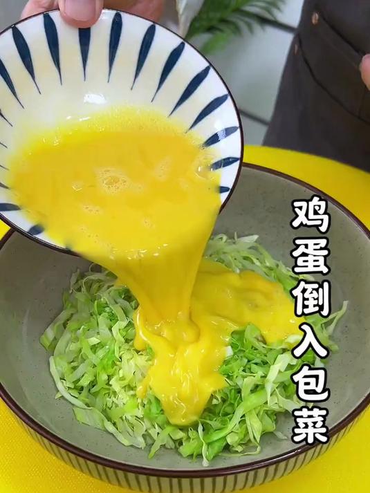 鸡蛋倒入包菜
