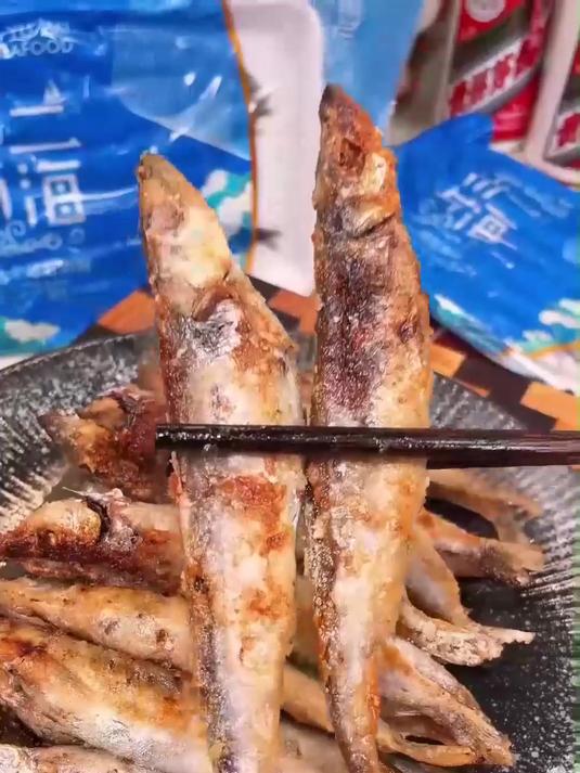 多春鱼肉质紧实，鱼籽丰富，鲜味十足