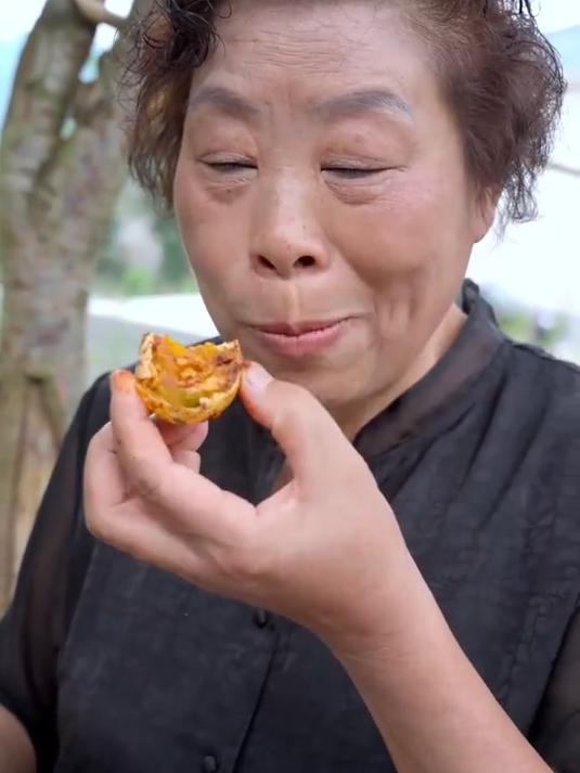 家里的盐蛋吃完了,我腌制些咸鸭蛋来吃