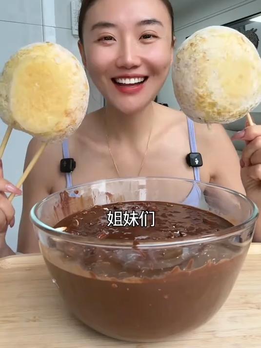 脆皮面包果神仙吃法!巧克力裹坚果碎,外酥内软一口爆香