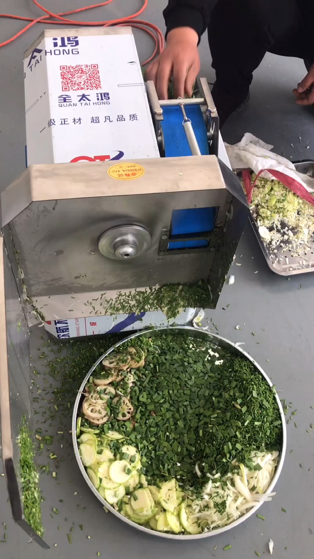小型切菜机替代模拟人工,采用旋转高速刀切,保护好切面组织的新鲜,不破坏蔬菜的纤维