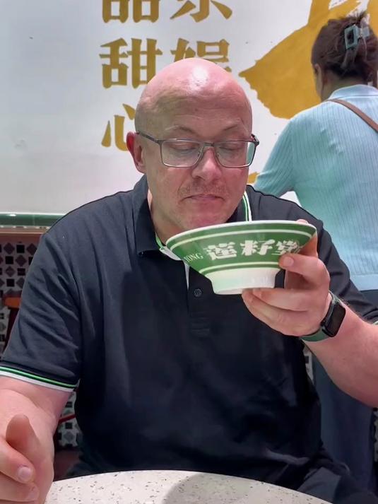 德国光头终于实现了梦想,回中国啦!开始美食的旅程吃上海南鸡饭