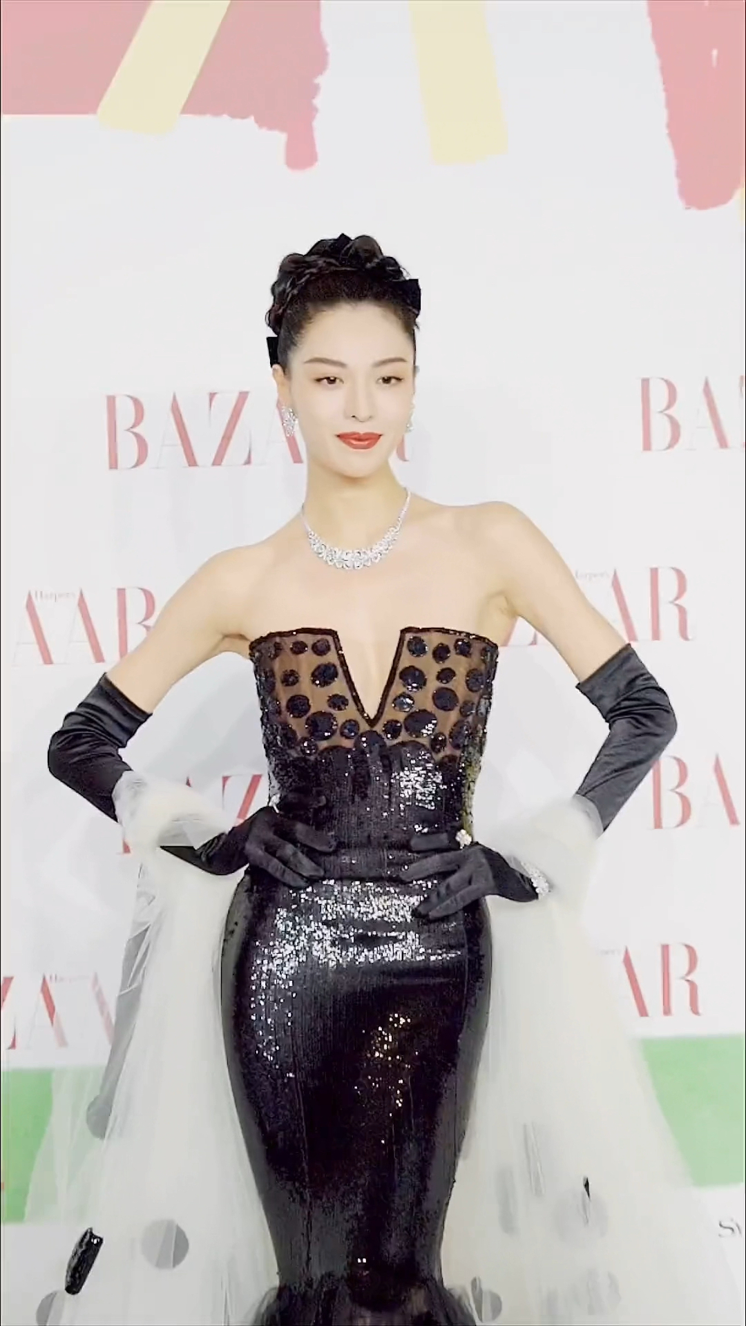 钟楚曦红唇配上波点鱼尾裙,红毯上轻轻松松又赢了!