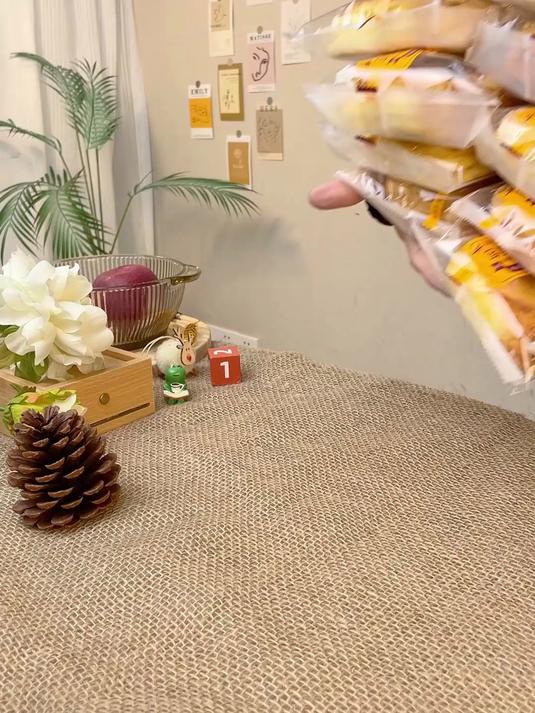 清晨咬椰蓉面包,椰香醒味蕾。t