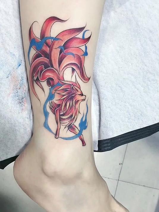 美女小腿纹身九尾狐,皮肤白就是好看,色彩真鲜艳