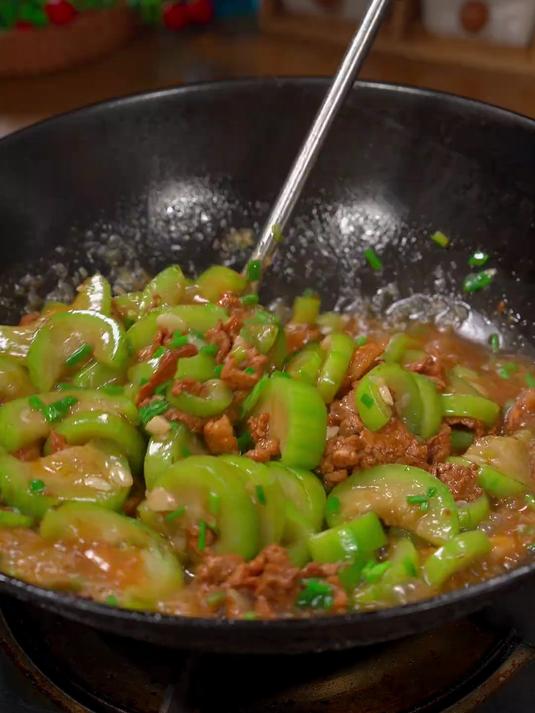 丝瓜香滑软糯,瘦肉鲜嫩做个鲜美的丝瓜炒肉