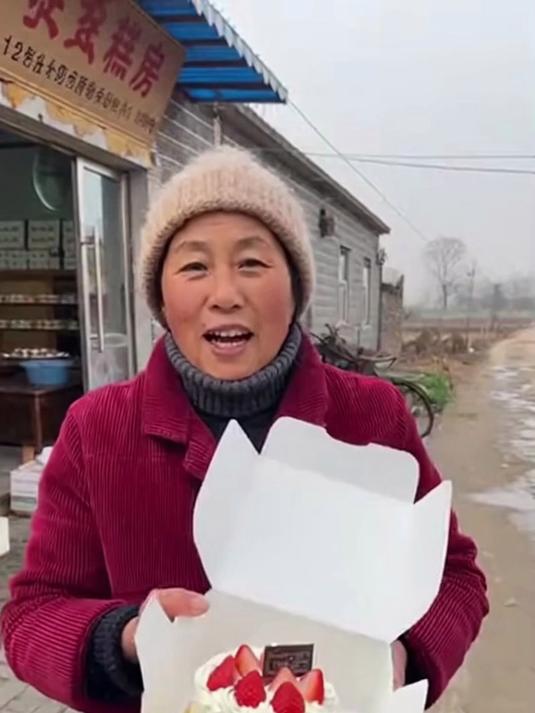 大叔卖6元四寸蛋糕日收入几百元