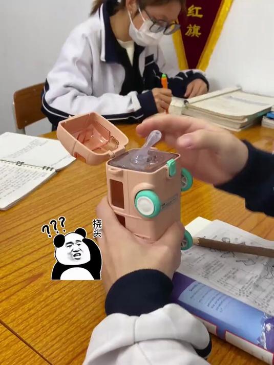 #百度AI春晚#哇趣！同桌的新水杯也太酷了叭