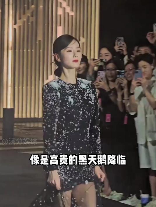 红毯公认的四大“天鹅颈”,金晨张天爱不算什么,刘诗诗当之无愧