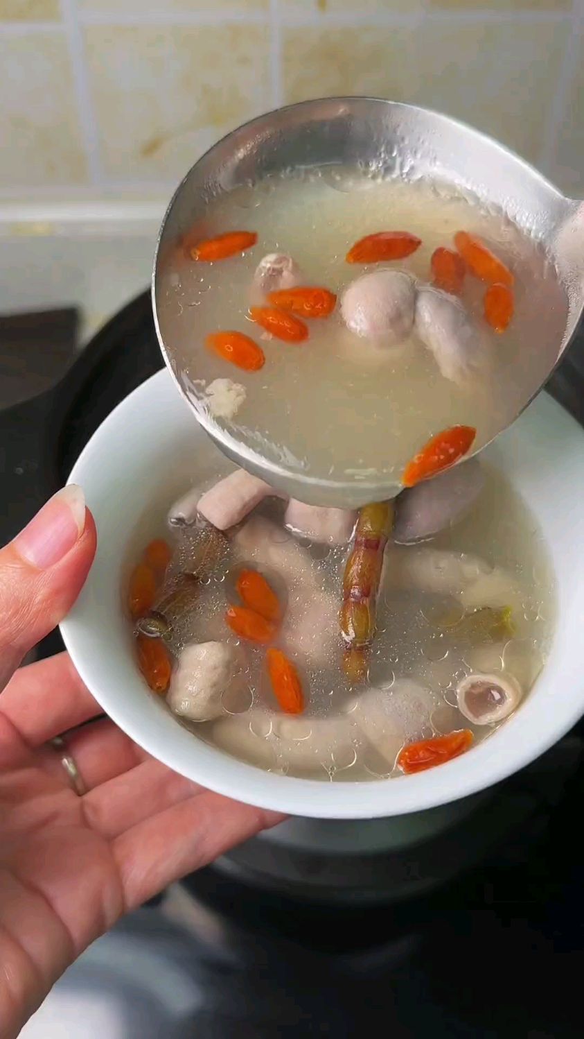 最近经常熬夜,石斛小肠汤安排起来,汤很清甜