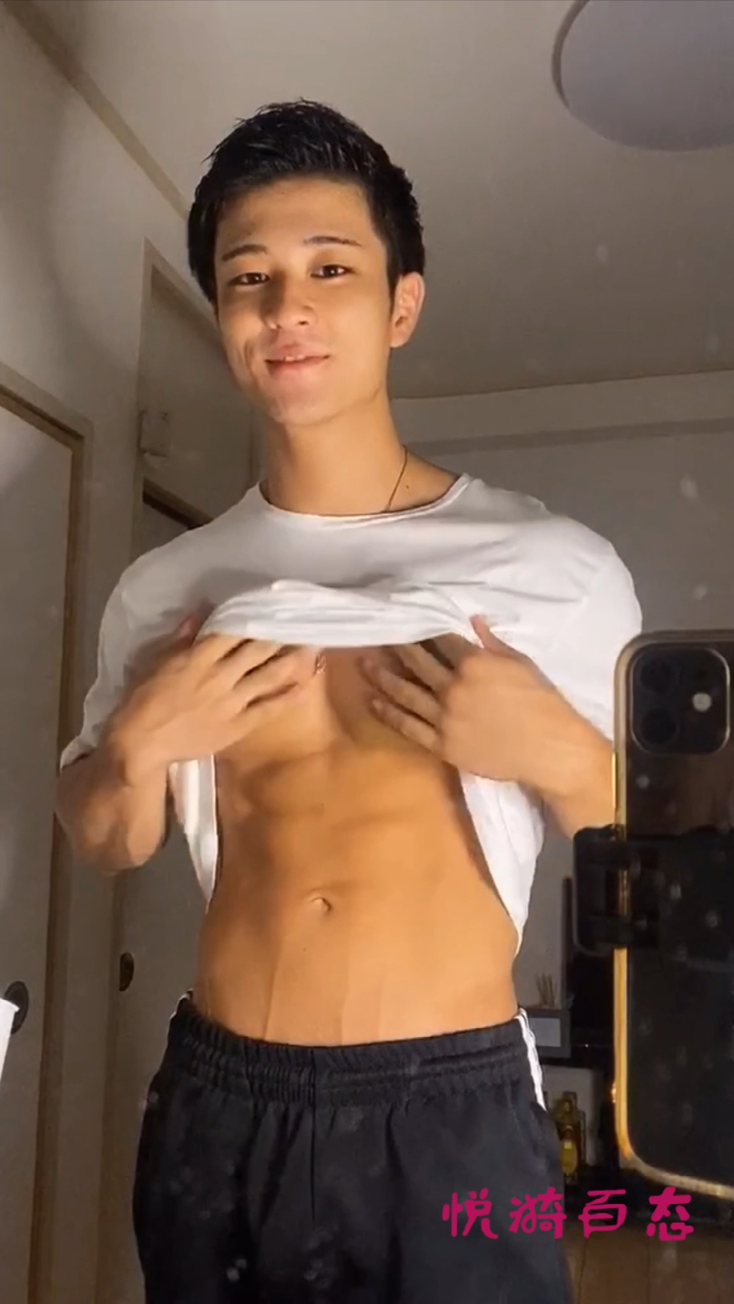 帅气的小男生撩起白色T恤,露出精壮的胸肌和质感的腹肌,还有性感的人鱼线
