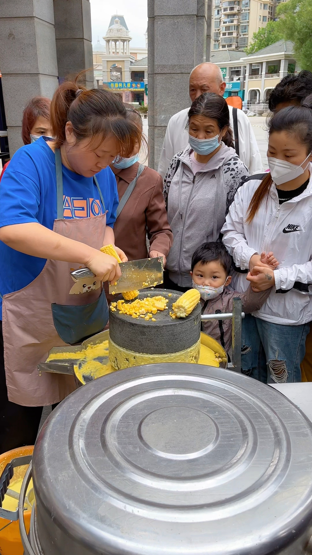 家里有玉米的别煮着吃了,试试这个石磨黄金玉米饼,现磨现做,营养又健康