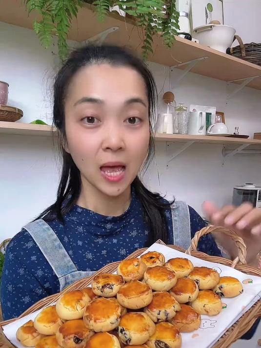 鲍师付爆款提子奶酥,自己在家十几块可以做一大盘,香酥掉渣～