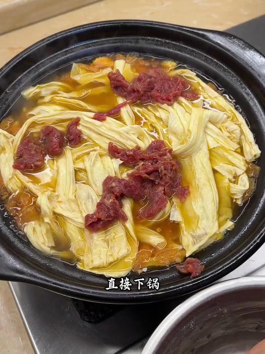 火锅一样的番茄腐竹牛肉煲,牛肉鲜嫩,腐竹软软的,太好吃了!