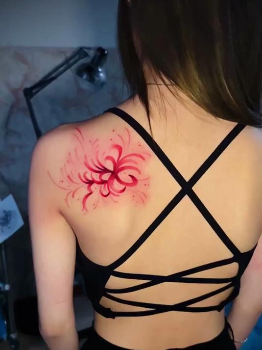 后背的彼岸花纹身