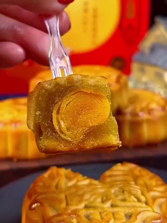 这款双蛋黄莲蓉大月饼,是传统广式口味的