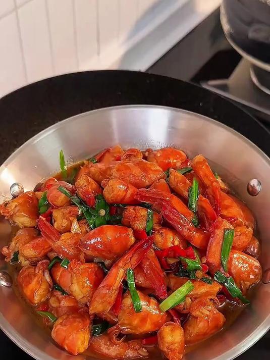 年夜饭上你就做这个油爆碎碎虾,做法简单