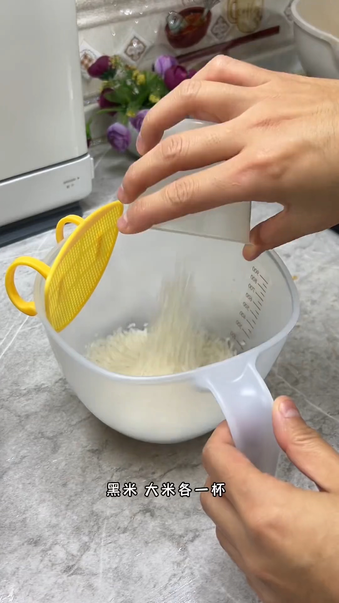 黑米饭团大人小孩都爱吃,当做早餐或者夜宵都可以哦!