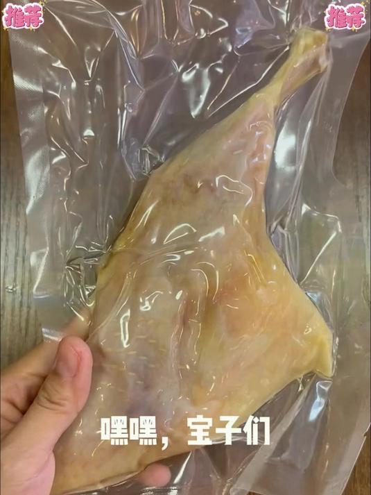 地里摘几根蒜苗,简单炒一炒,都特别好吃的,农家风干鸭腿肉