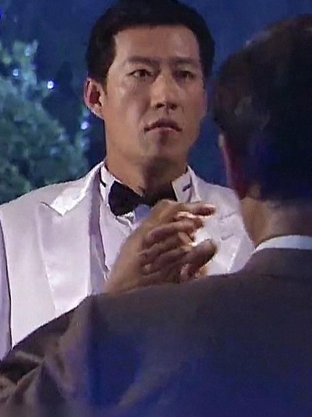 五号特工组：男人假扮有钱人去酒吧，实则另有目的
