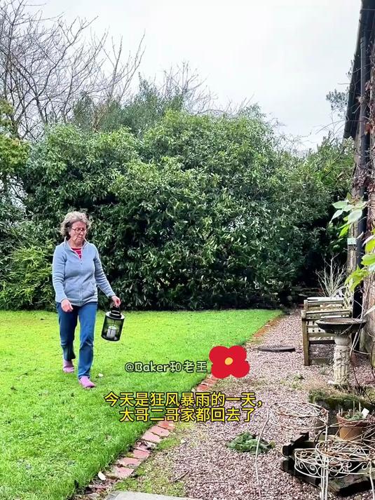 大哥二哥家都回去了,我们四个人在家解决火鸡