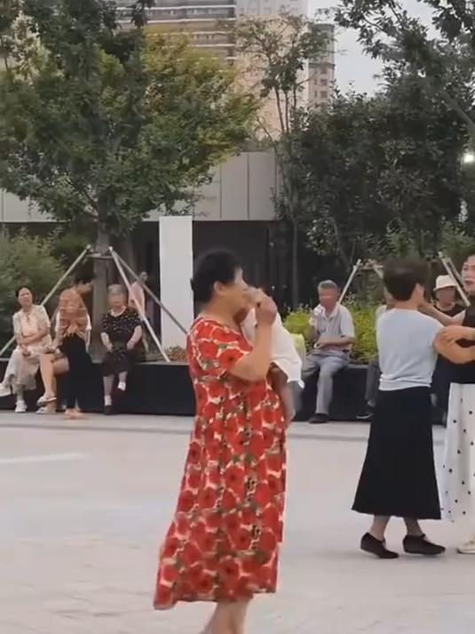 镜头放大后发现写着“老妈 生日快乐”