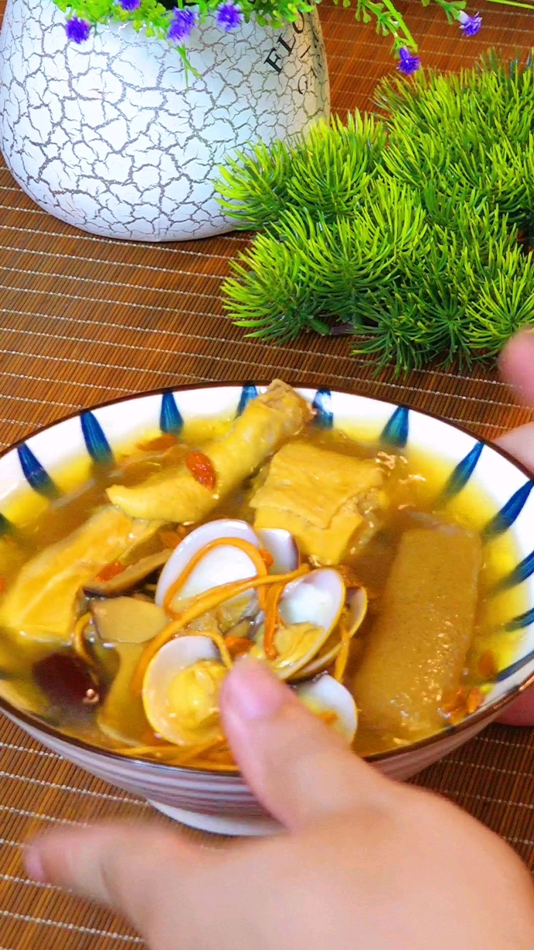 养生菌菇煲鸡汤,很好喝,增强免疫力