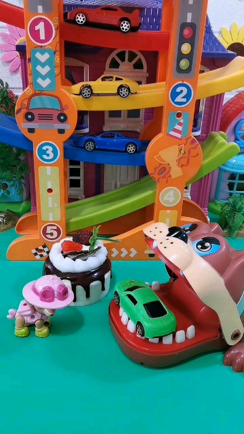 天天用巧克力蛋糕换回了自己的小汽车