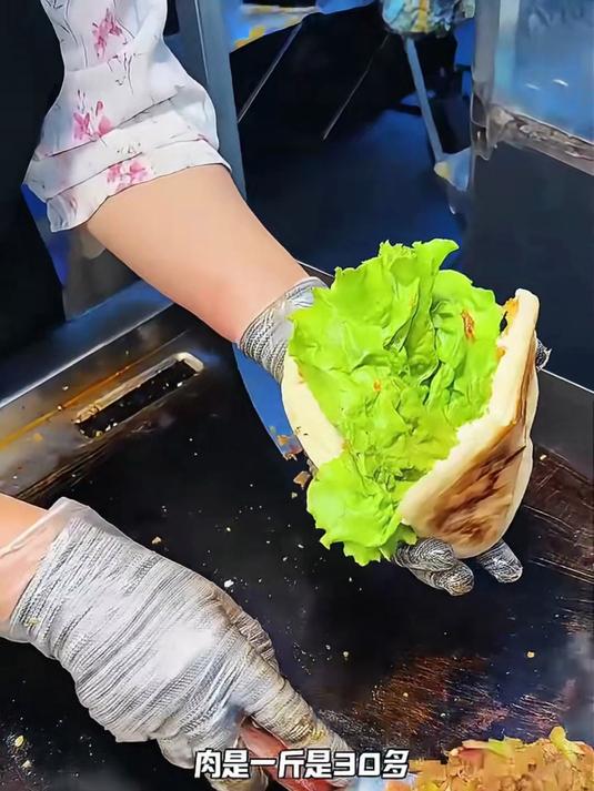 西宁街头牦牛肉夹膜,20块钱一个,别的地方没见过!