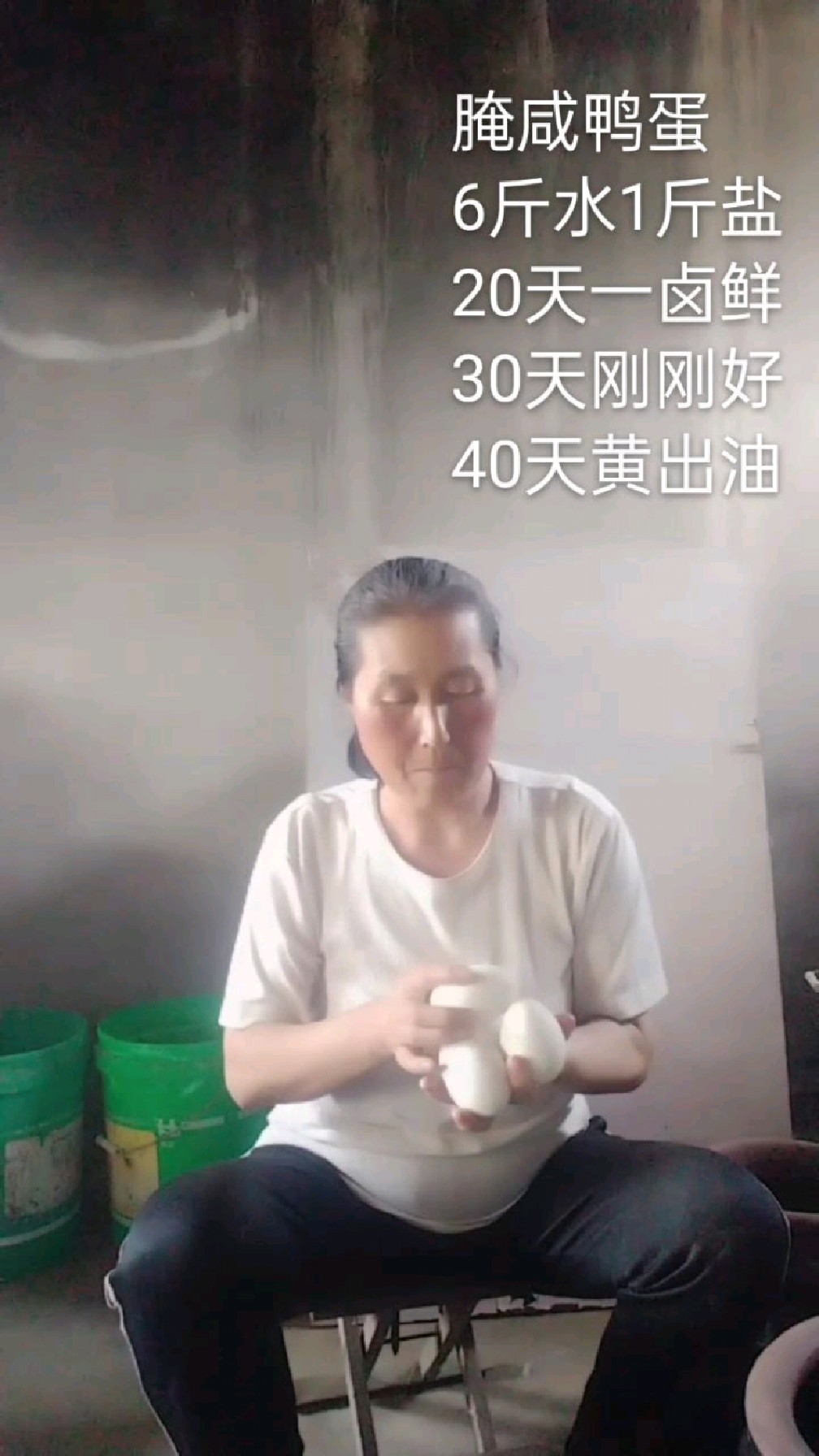 农村老方法腌咸鸭蛋,就地取材用山上的野生花椒叶和松针煮盐水