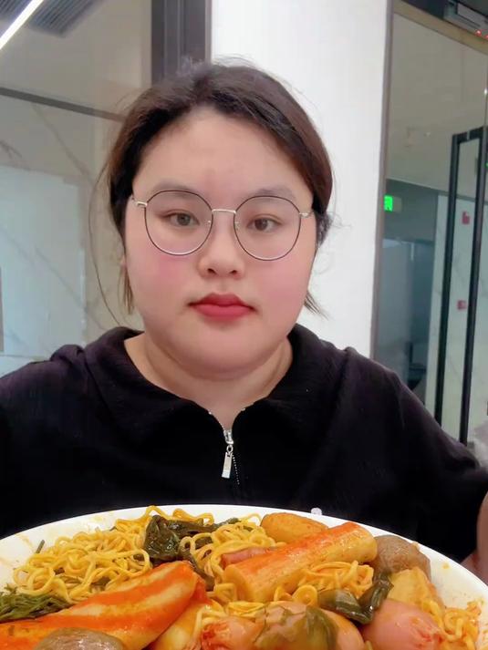 立秋只吃这一顿,鸡腿烤肠麻辣烫,再来一个绿豆糕