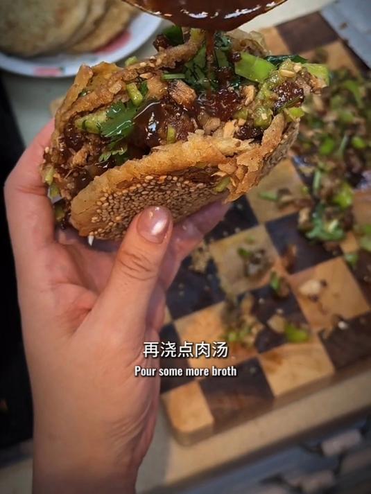 今天给大家分享一个芝麻烧饼的做法