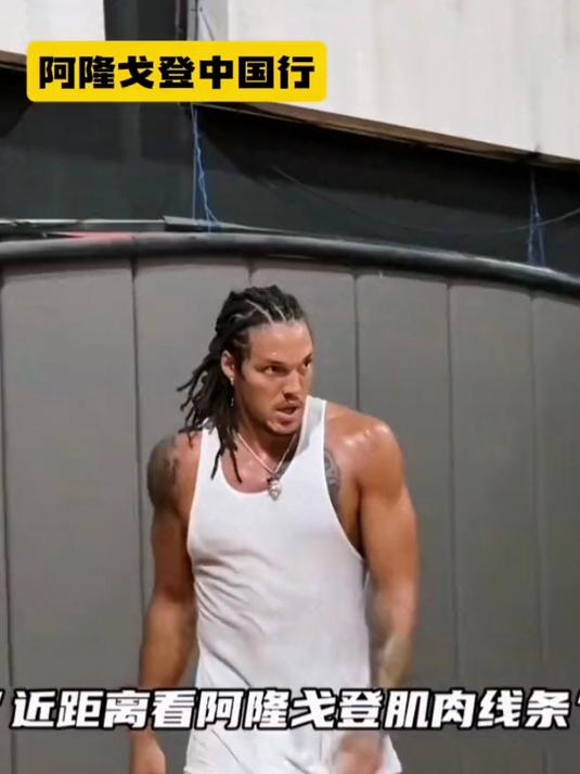 戈登这身腱子肉真壮呀，背部中文纹身“改善”二字明显