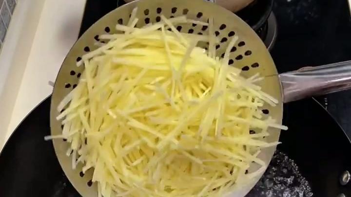 土豆丝炒肉家常做法 #美食教程 #家常菜 #下饭菜 #我的厨房日记 #土豆丝炒肉