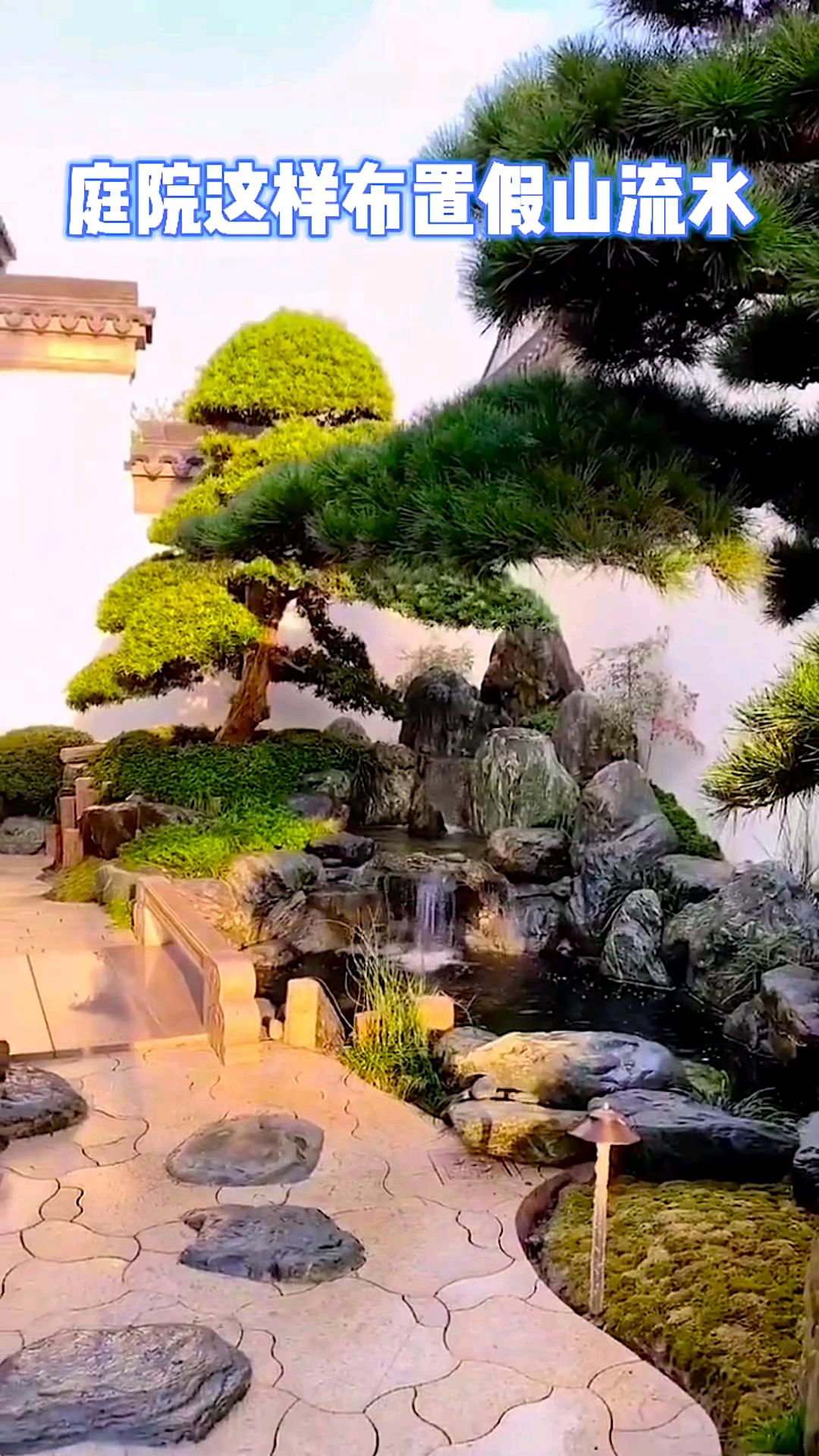 很多人庭院里不知道怎么设计好,有些家里的庭院杂草丛生,不如建造一座假山鱼池