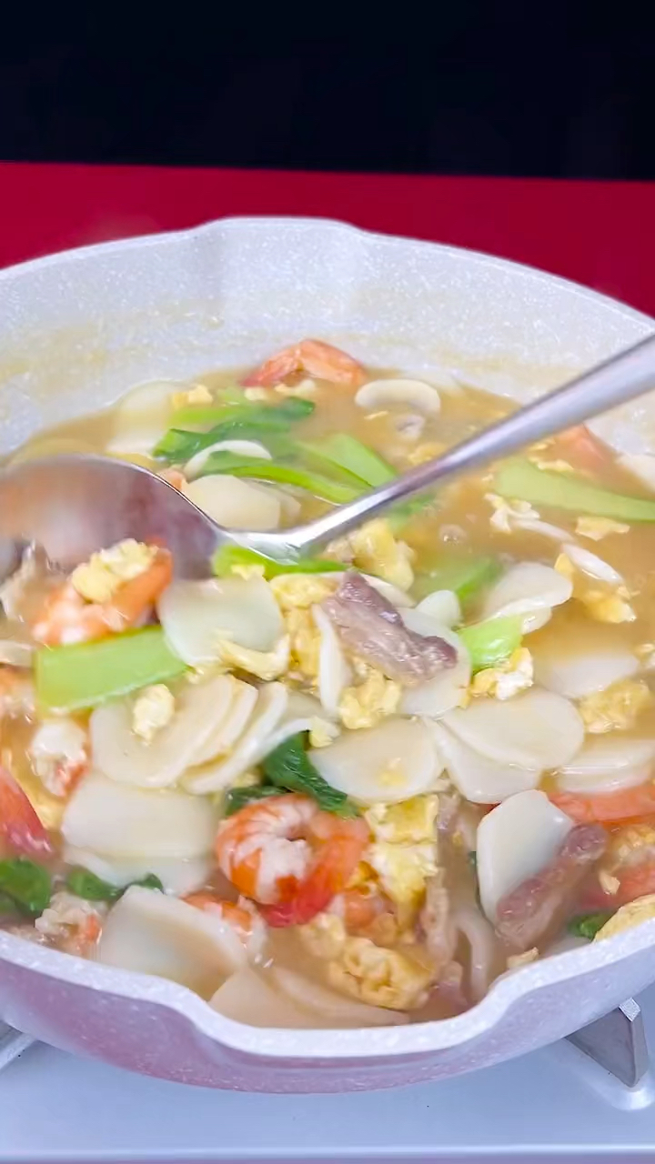 下班晚了没时间买菜做饭就做一个年糕汤,软糯好吃还管饱