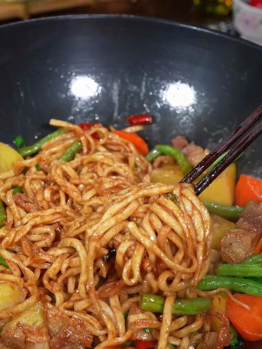 土豆豆角焖面一锅出有肉有菜有主食