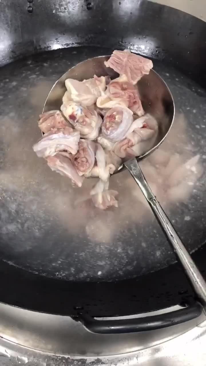 美食 今天分享一个炖汤,石橄榄炖土鸡汤,石橄榄营养价值很高