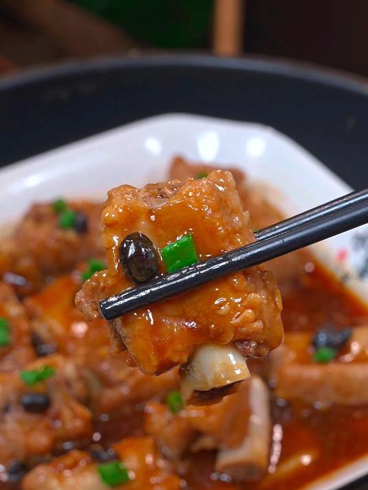 豆豉蒸排骨 为什么广式茶楼的豉汁蒸排骨那么好吃？