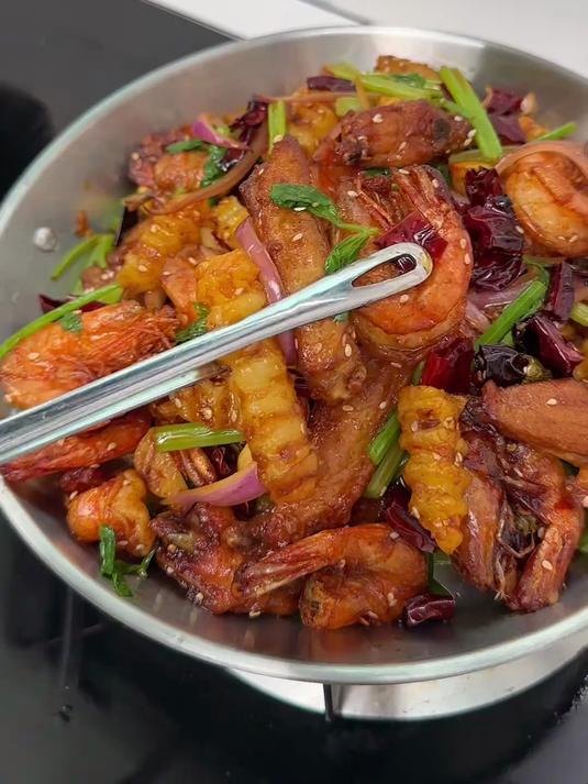 我家孩子特别爱吃的干锅鸡翅土豆虾