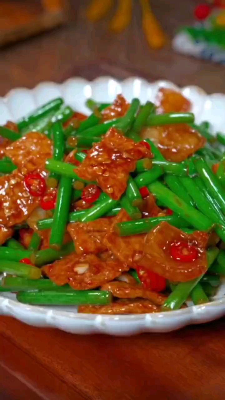 蒜苔炒肉不要焯水也不要直接炒、这样做最好吃