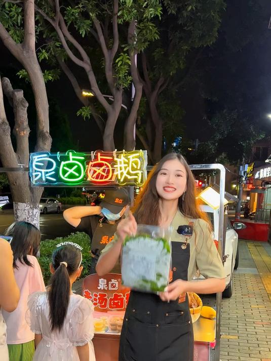 成本十几的一大袋卤味素菜,摆盘可以卖三四十,拿来做引流款!