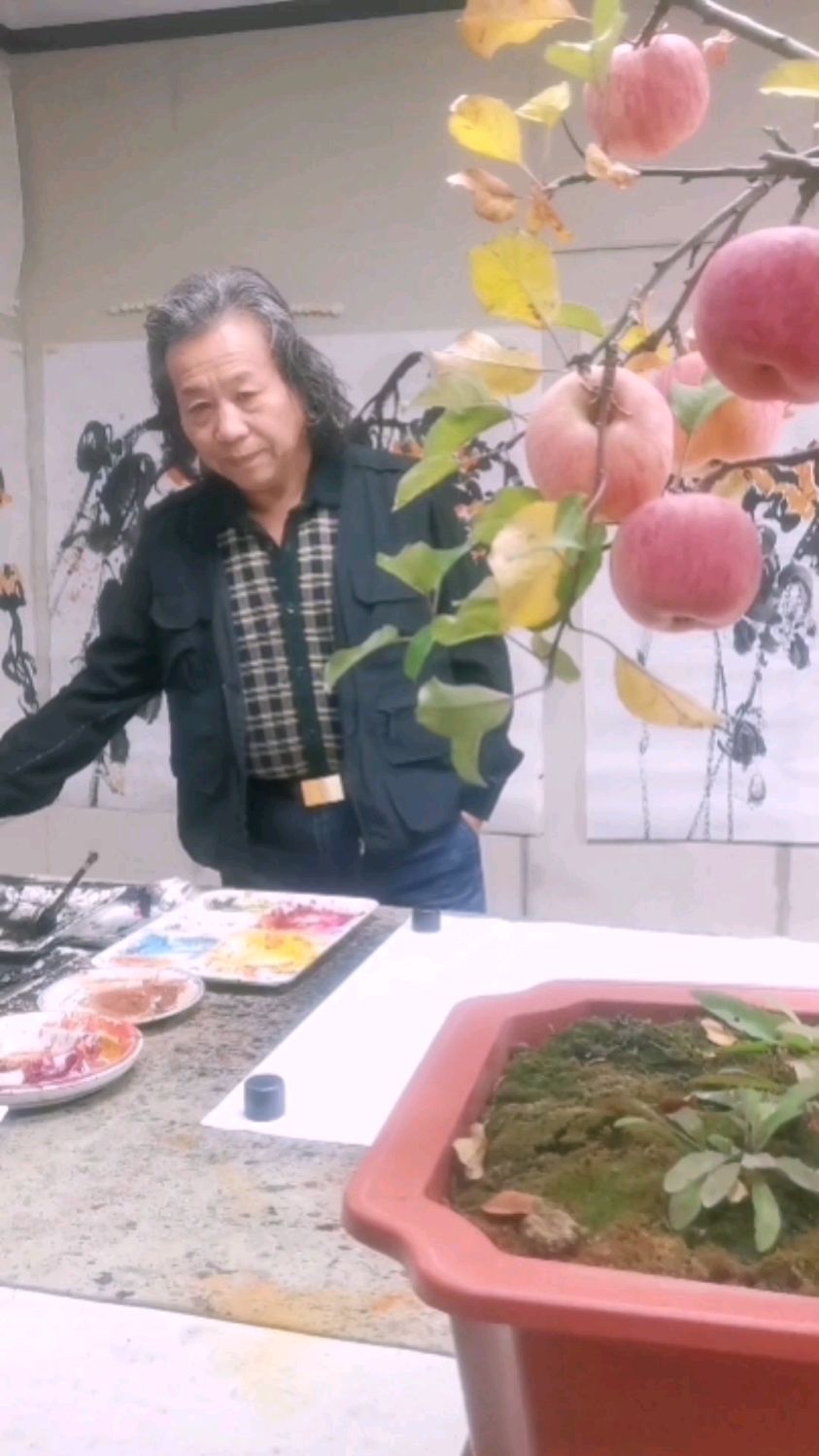 小时候养鸡,长大后画鸡,画画也是画家墨豪一生的追求。