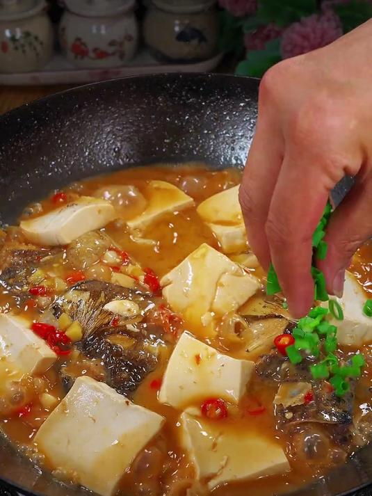 汤鲜味美的鱼头豆腐汤